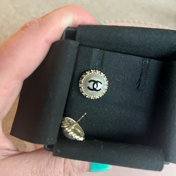 CHANEL Pearl and crystal halo cc stud earrings - Picture 5 of 8